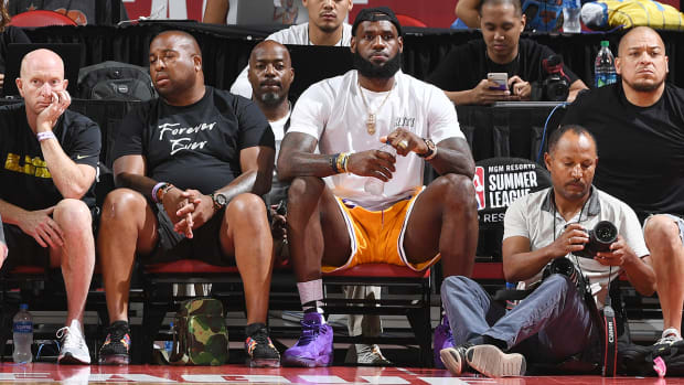lebron_shows_up_to_lakers_summer_league.jpg